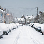 フロントガラスだけじゃない：降雪時に注意すべき車の「視界」