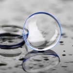コンタクトレンズを水で洗ったり、水につけて保存してはいけない理由