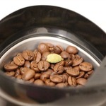 コーヒー豆とスパイスを一緒に挽いて風味豊かなコーヒーに
