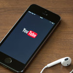 イヤホンの再生ボタンを使うと、iOSデバイスでYoutube音声をバックグラウンド再生できる