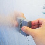 浴室掃除の難関「鏡のウロコ汚れ」は専用スポンジで擦り落とす【今日のライフハックツール】