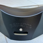 行列に並びがちな人へ！ ファイルのような超軽量折り畳みイス『パタットミニ』