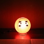 凛々しくもあり優しくもあり...つい話しかけたくなる『テーブルランプ・だるま』