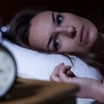 「ぐっすり眠れた」という自己暗示で睡眠不足は乗り切れるのか？