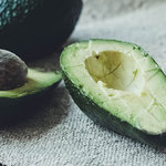 アボカドや洋梨をより早く食べごろにするテクニック