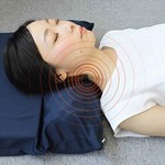 読者限定で10%OFF！ スマホヘビーユーザーの首を特殊素材で労わる「ネックフィット枕」