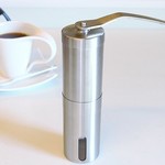 狭いキッチンでも手挽きのコーヒーを淹れたい【今日のライフハックツール】