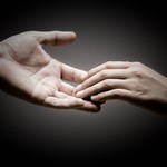共感している人の脳は相手の脳と「シンクロ」する：研究結果