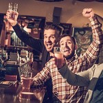 酔っ払いに囲まれると「自分の酔い具合」がわからなくなる：研究結果