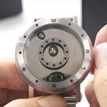 液体金属が時を刻む腕時計「LM watch」。こんな感じで動くんです