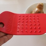 指を削らず薬味をさっとおろせるカード型おろし器【今日のライフハックツール】