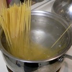 パスタを茹でる時に必要な水はどれくらいかを検証