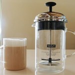 カフェオレ用ミルクは専用フローサーでフワフワに【今日のライフハックツール】