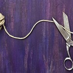慣れれば1秒。紐を素手でスパッと切る方法