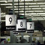 スーパーでレジに並ぶ時、一番早く買い物が終わる列を見つける方法