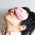 目を温めて疲れをほぐすアイピローは小豆の水分量がポイント【今日のライフハックツール】