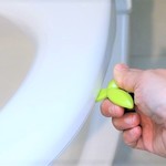 触りたくない便座の上げ下げは「ミニ取っ手」で衛生的に【今日のライフハックツール】