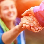どうしようもなく絶望的な気分の時は「誰かを助ける」ことで救われる