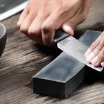 「包丁を研ぐ」とは「刃の形を整える」こと【包丁の研ぎ方のコツ】