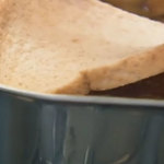 薄切りの食パンでソースの余分な油分を吸い取る方法