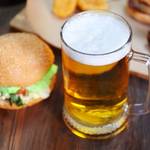 お酒を飲むとジャンクフードが食べたくなる現象の科学的説明