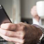 仕事中のケータイチェックは、ほどほどにした方がいい理由